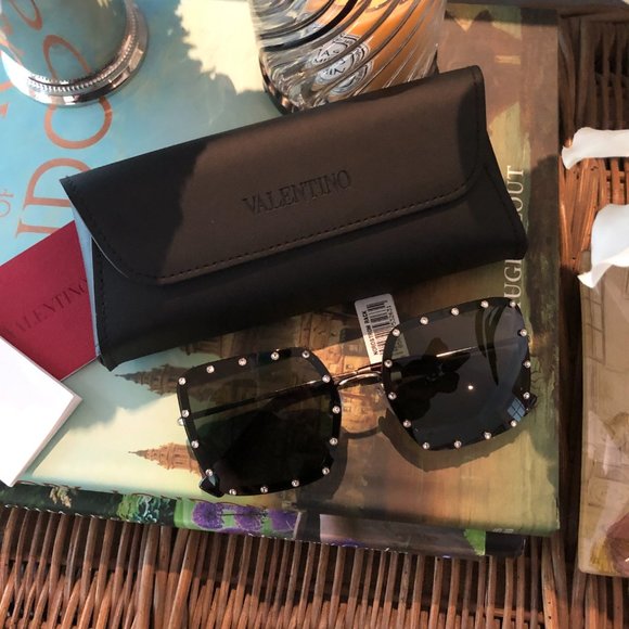 ✨ NEW Valentino Embellished Crystal Square Sunglasses in Black & Gold - Picture 9 of 9